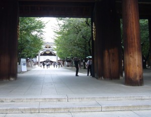 鳥居を遠方に